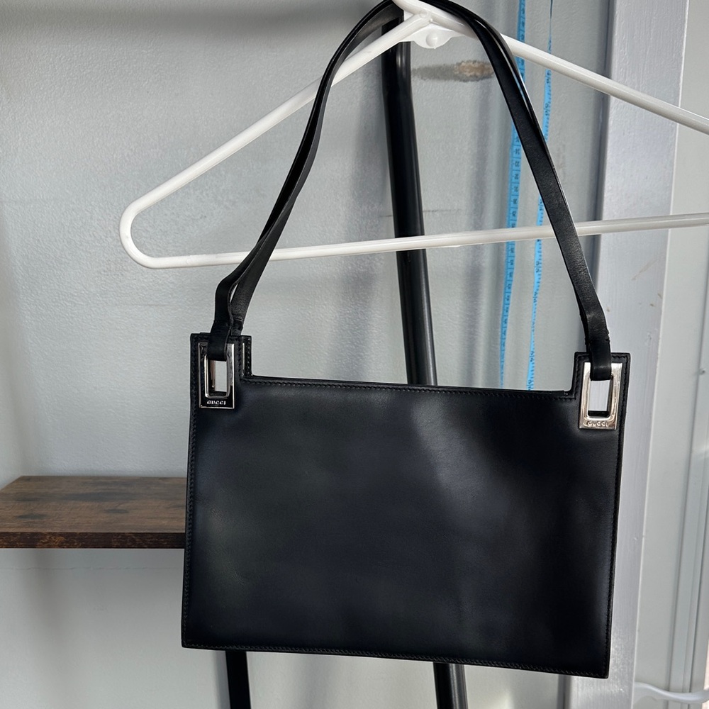Gucci Sleek Black leather Shoulder Bag